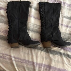 Women’s black boots. Size 7.5 wide